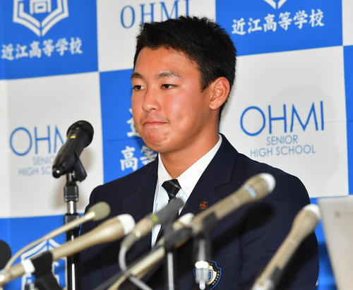 20日、ドラフト会議が始まるのを緊張した面持ちで待つ近江・山田陽翔