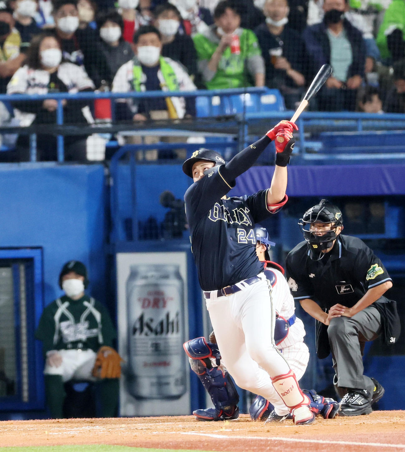 ヤクルト対オリックス　4回表オリックス1死、紅林は右へ二塁打を放つ（撮影・加藤哉）