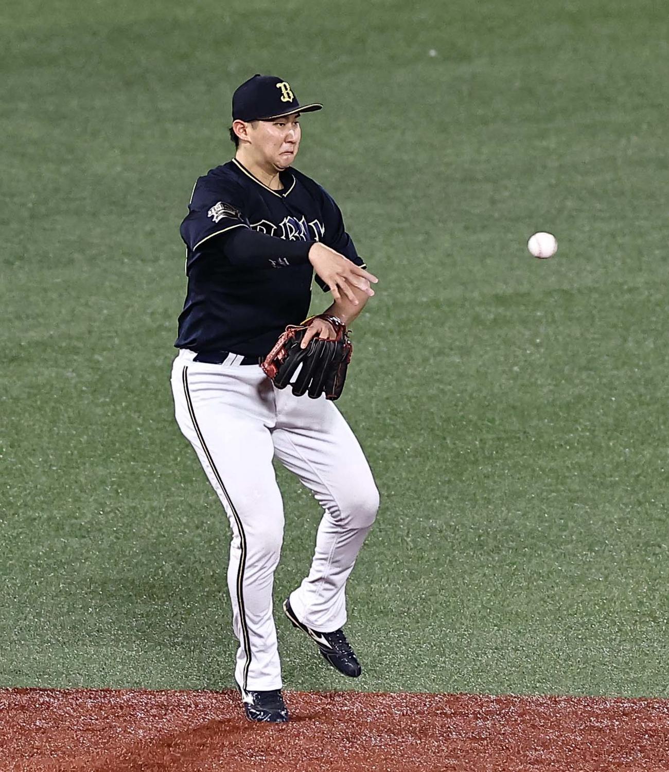 日本シリーズ第2戦　ヤクルト対オリックス　5回裏ヤクルト1死一塁、紅林は山田のゴロをさばき併殺打に仕留める（撮影・上田博志）