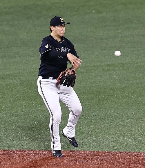 日本シリーズ第2戦　ヤクルト対オリックス　5回裏ヤクルト1死一塁、紅林は山田のゴロをさばき併殺打に仕留める（撮影・上田博志）