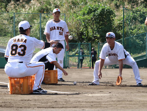 板グラブで練習を行う巨人坂本勇人