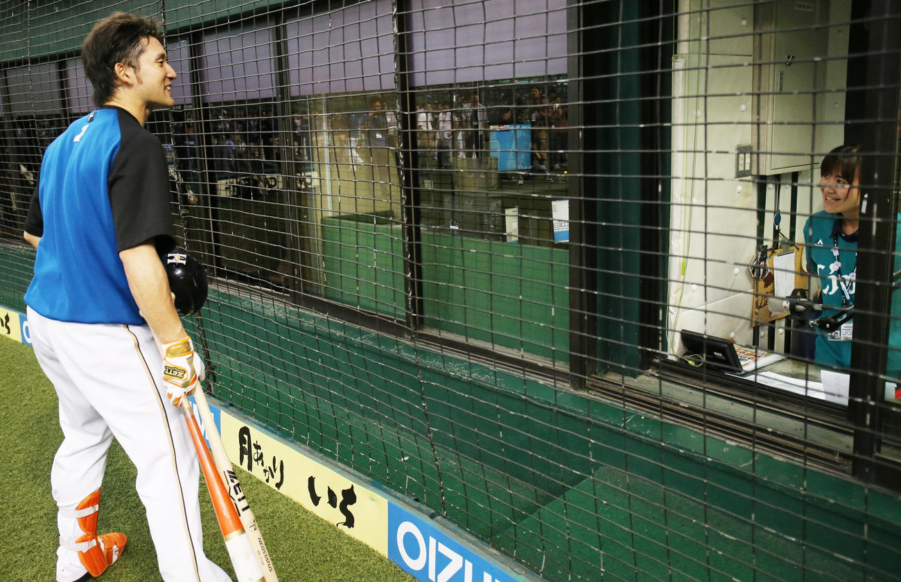 西武対日本ハム　試合前の打撃練習で恒例となったいじりアナウンスをしてくれた場内アナウンス担当の鈴木あずささん（右）にあいさつする日本ハム杉谷（16年7月27日撮影）
