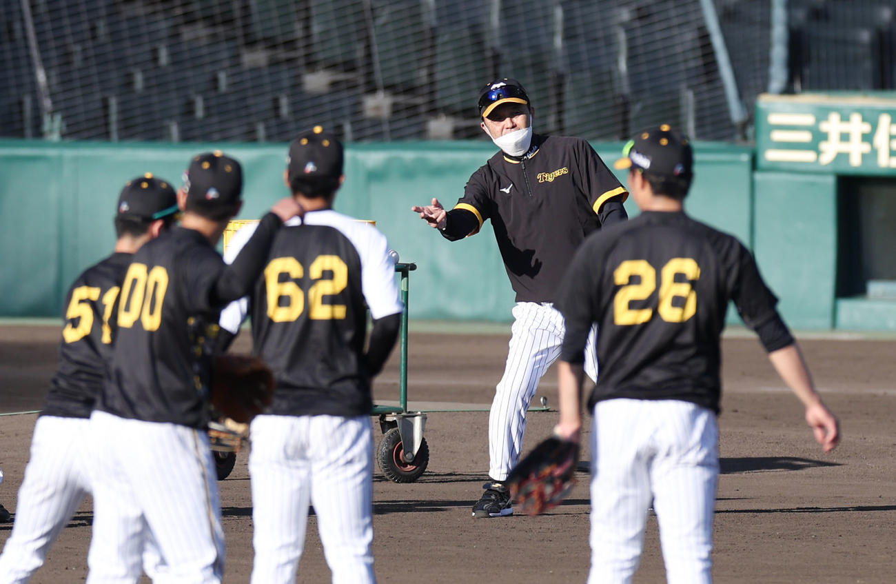 29日、守備練習で身ぶりを交え選手に指導する阪神岡田監督（右から2人目）