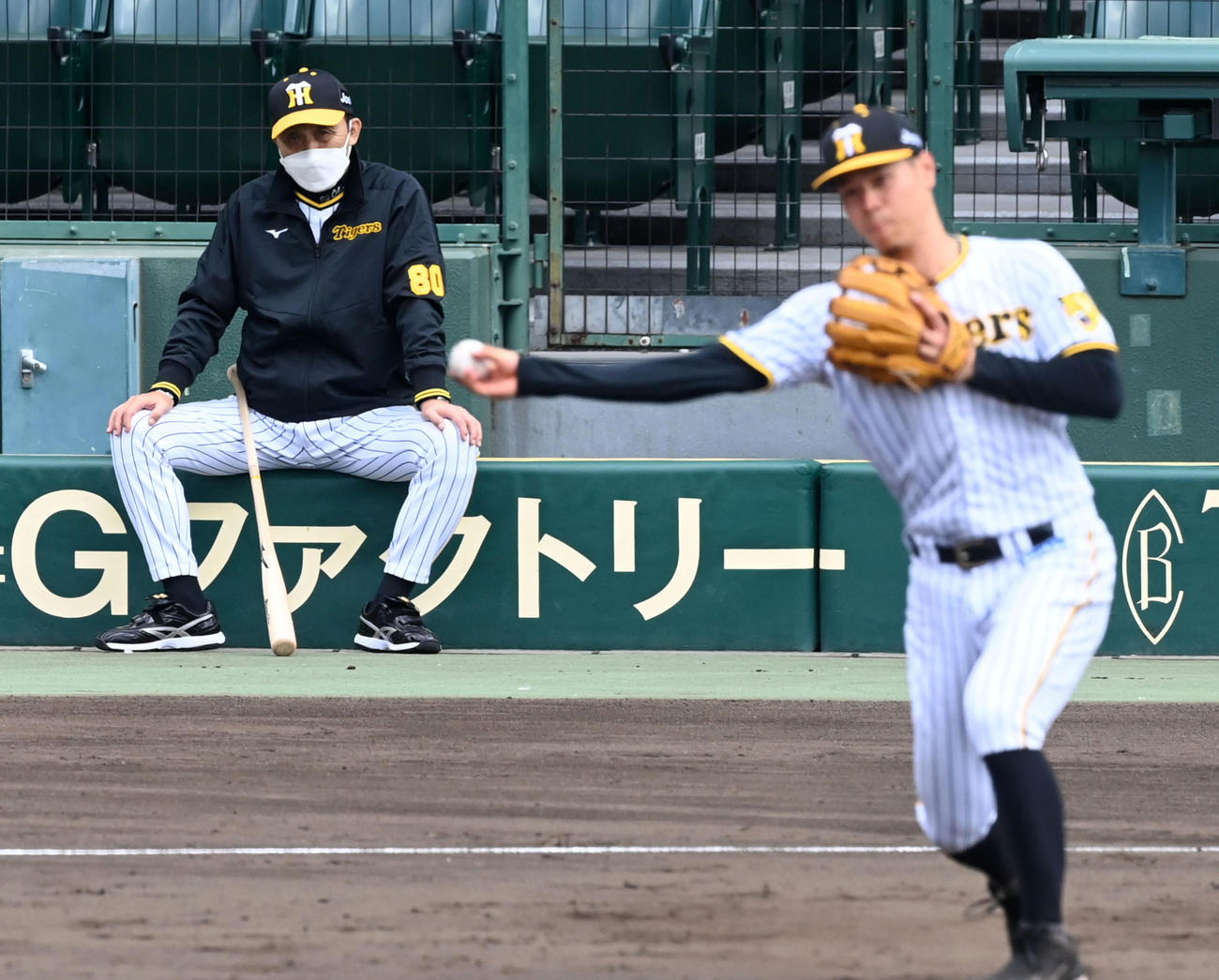 24日、秋季練習初日に佐藤輝明の三塁ノックを見守る岡田監督