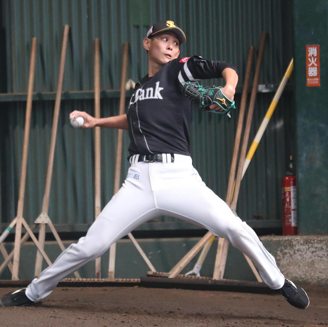 最終戦V逸のリベンジを期す泉はブルペンで投げ込む（撮影・梅根麻紀）