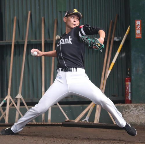 最終戦V逸のリベンジを期す泉はブルペンで投げ込む（撮影・梅根麻紀）