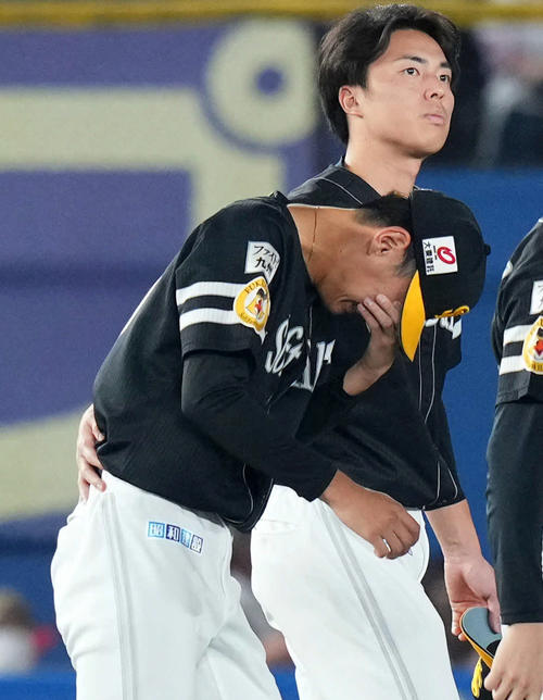 ロッテ対ソフトバンク　優勝を逃し、涙を流すソフトバンク泉（左）（2022年10月2日撮影）