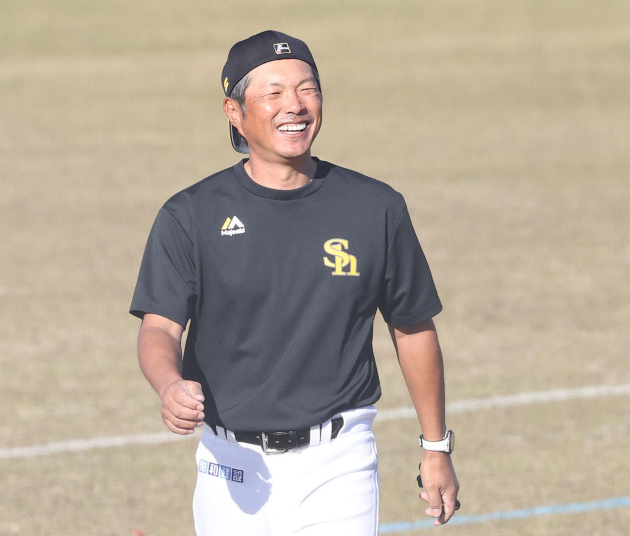 笑顔を見せる小久保2軍監督（撮影・梅根麻紀）