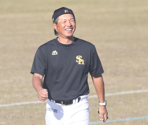 笑顔を見せる小久保2軍監督（撮影・梅根麻紀）