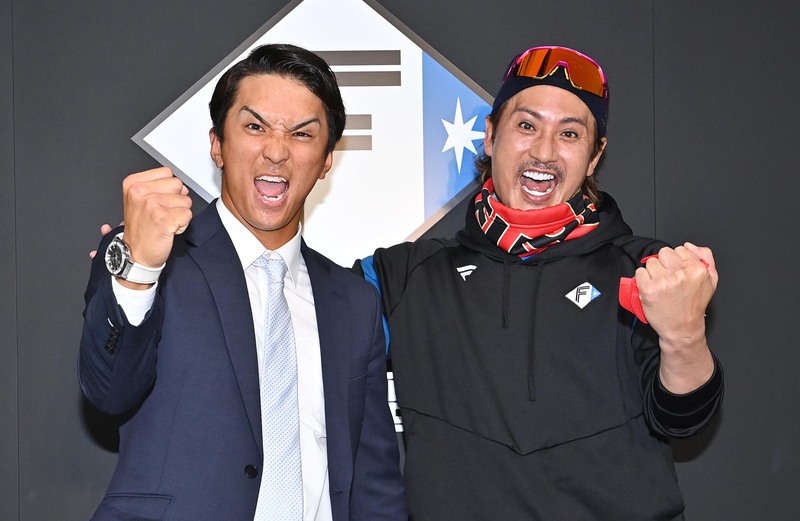 入団会見に臨んだ日本ハム山田遥楓内野手（左）と同席した新庄剛志監督（2022年11月3日）