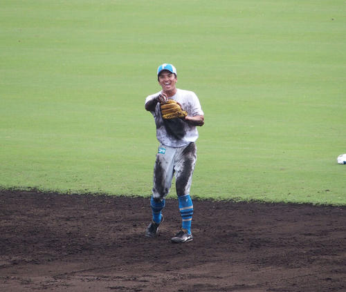 日本ハム秋季キャンプ　土まみれになりながら内野ノックを受ける山田遥楓内野手（2022年11月8日）