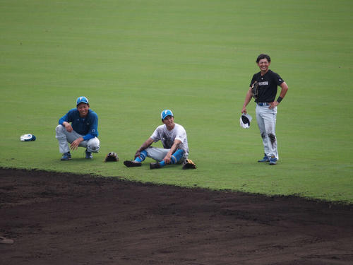 日本ハム秋季キャンプ　内野ノックの後、疲れ果てて座り込む。左から古川裕大捕手、山田遥楓内野手、上川畑大悟内野手（2022年11月8日）