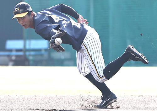 ノックで軽快な動きを見せる熊谷敬宥（2022年11月11日撮影）