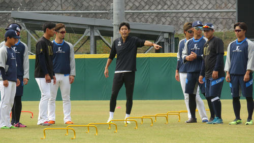 西武秋季キャンプで野手に走り方を指導する陸上男子200メートル障害元アジア記録保持者・秋本真吾氏（中央）