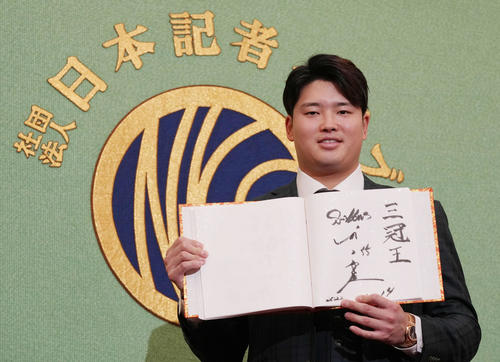11月14日、日本記者クラブで会見後、記念撮影をするヤクルト村上宗隆
