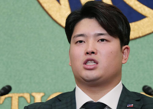 11月14日、日本記者クラブでの会見で質問に答えるヤクルト村上宗隆