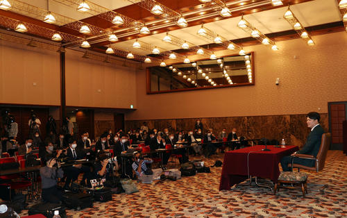 11月14日、日本記者クラブで会見に臨むヤクルト村上宗隆
