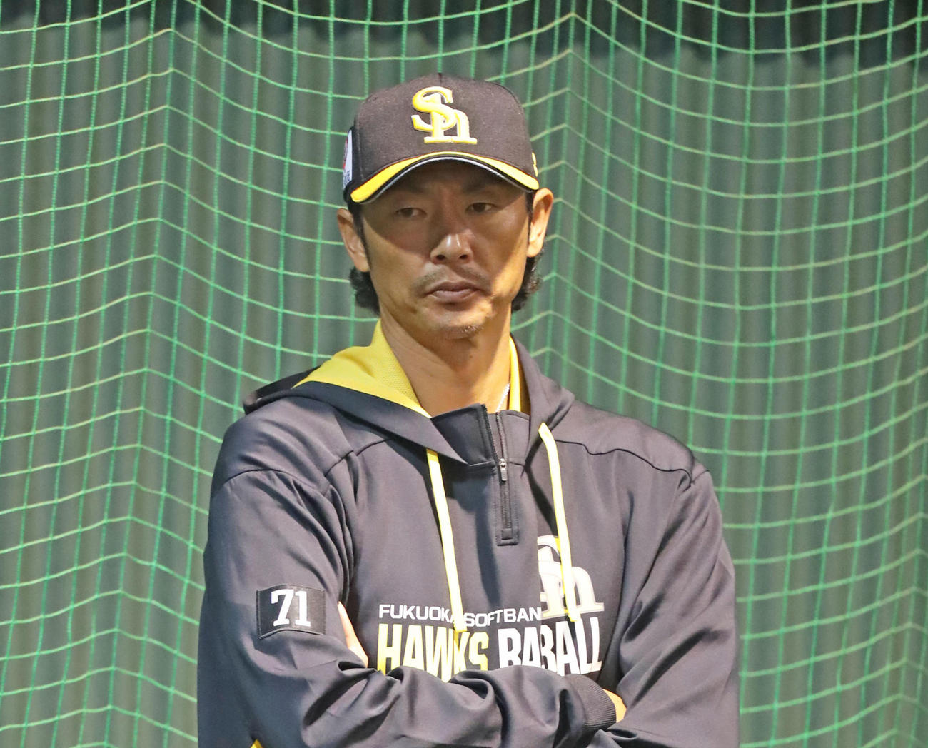 練習を見つめるソフトバンク斉藤和巳投手コーチ（2022年11月18日撮影）