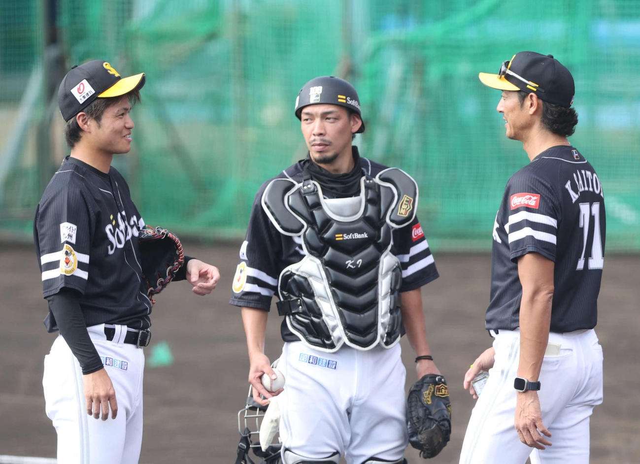シート打撃登板を終えた甲斐野（左）と話し合う斉藤コーチ（右）（2022年11月9日撮影）