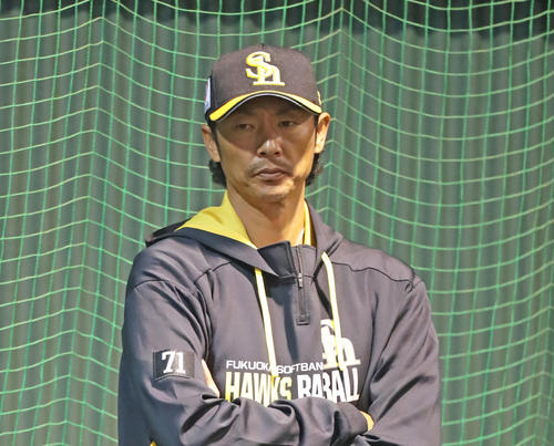 練習を見つめるソフトバンク斉藤和巳投手コーチ（2022年11月18日撮影）