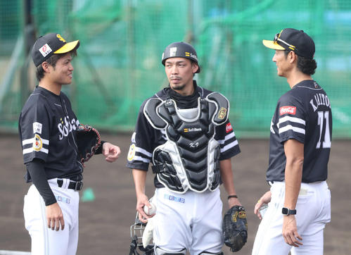 シート打撃登板を終えた甲斐野（左）と話し合う斉藤コーチ（右）（2022年11月9日撮影）
