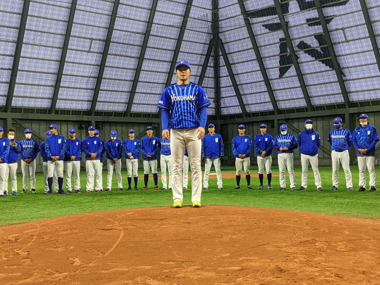 20日、秋季トレーニングを打ち上げ手締めするDeNA楠本（球団提供）