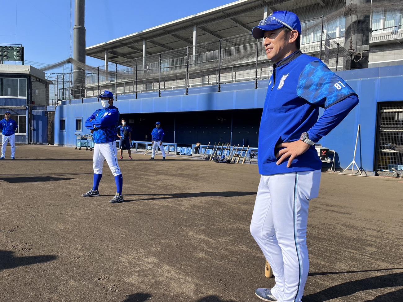 選手の動きに目をやるDeNA三浦監督（球団提供）