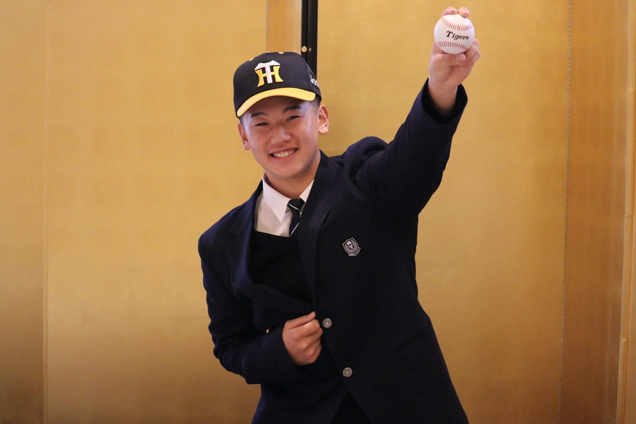 阪神と仮契約を結んだ東海大札幌・門別（阪神タイガース提供）