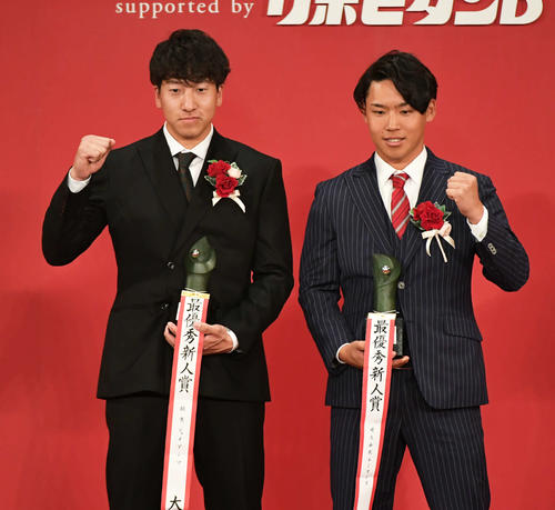 「NPB AWARDS 2022」で最優秀新人賞を受賞した巨人大勢（左）と西武水上（代表撮影）