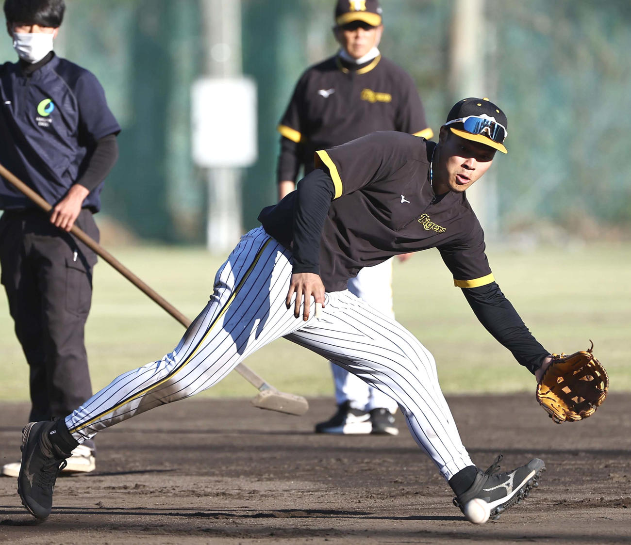 20日、秋季キャンプでノックを受ける阪神佐藤輝明