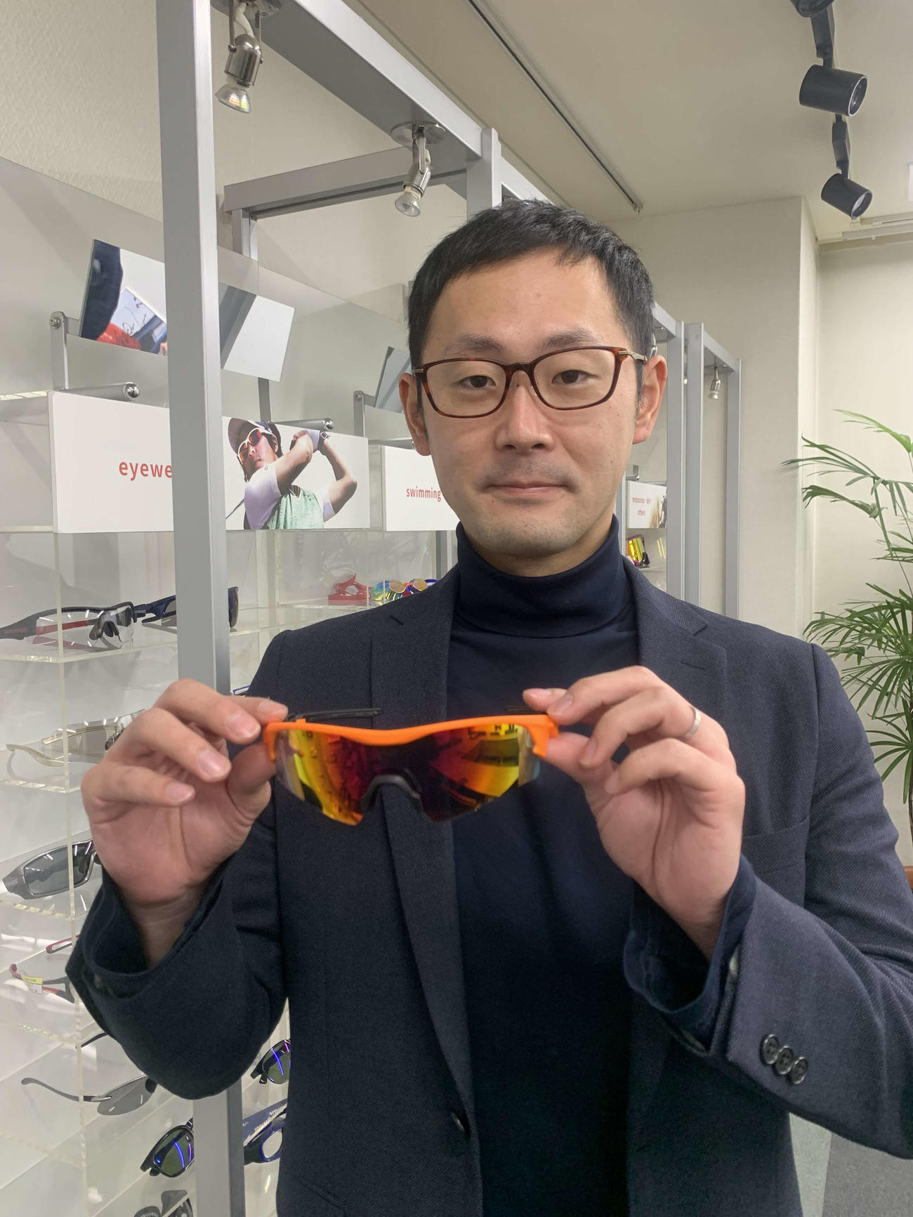 近本が愛用するサングラス「SWANS」を製造する山本光学株式会社の羽田野雄太さん（撮影・中野椋）
