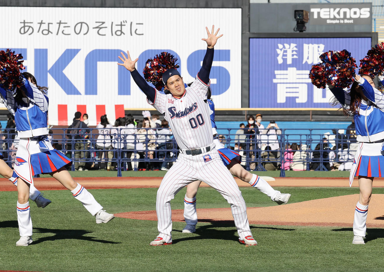 白濱亜嵐のライブに飛び入り参加し踊るヤクルト奥村（撮影・鈴木正人）