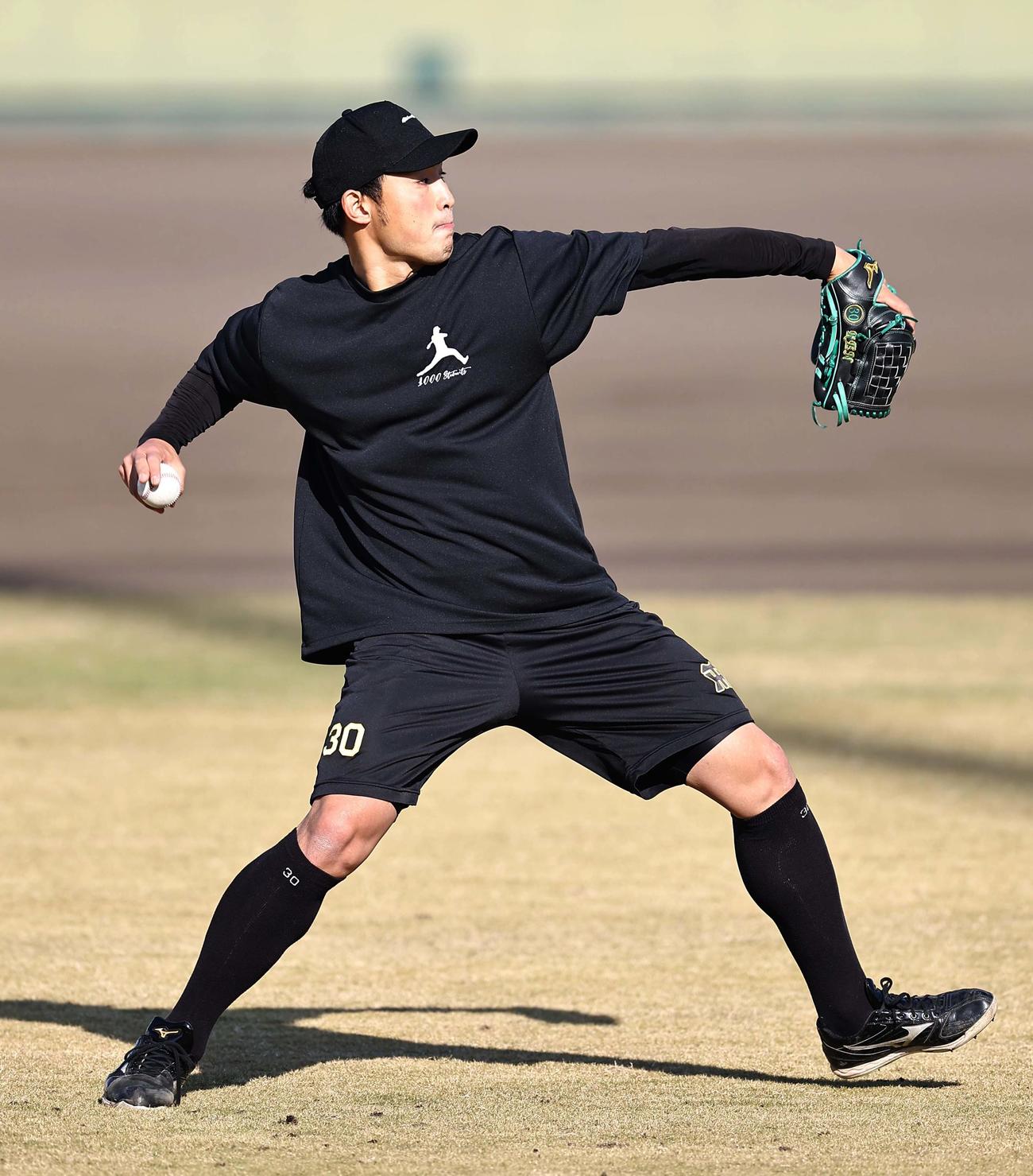 キャッチボールをして汗を流す佐藤蓮（撮影・上田博志）