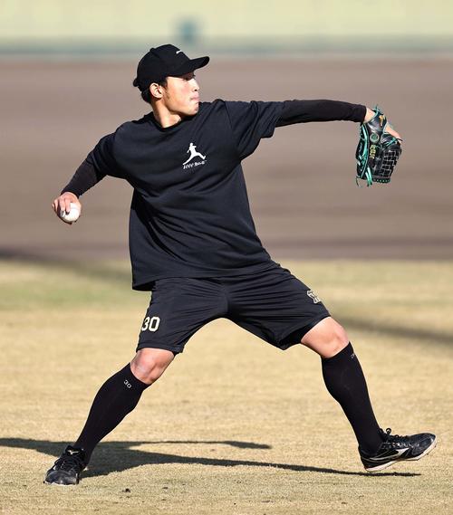 キャッチボールをして汗を流す佐藤蓮（撮影・上田博志）