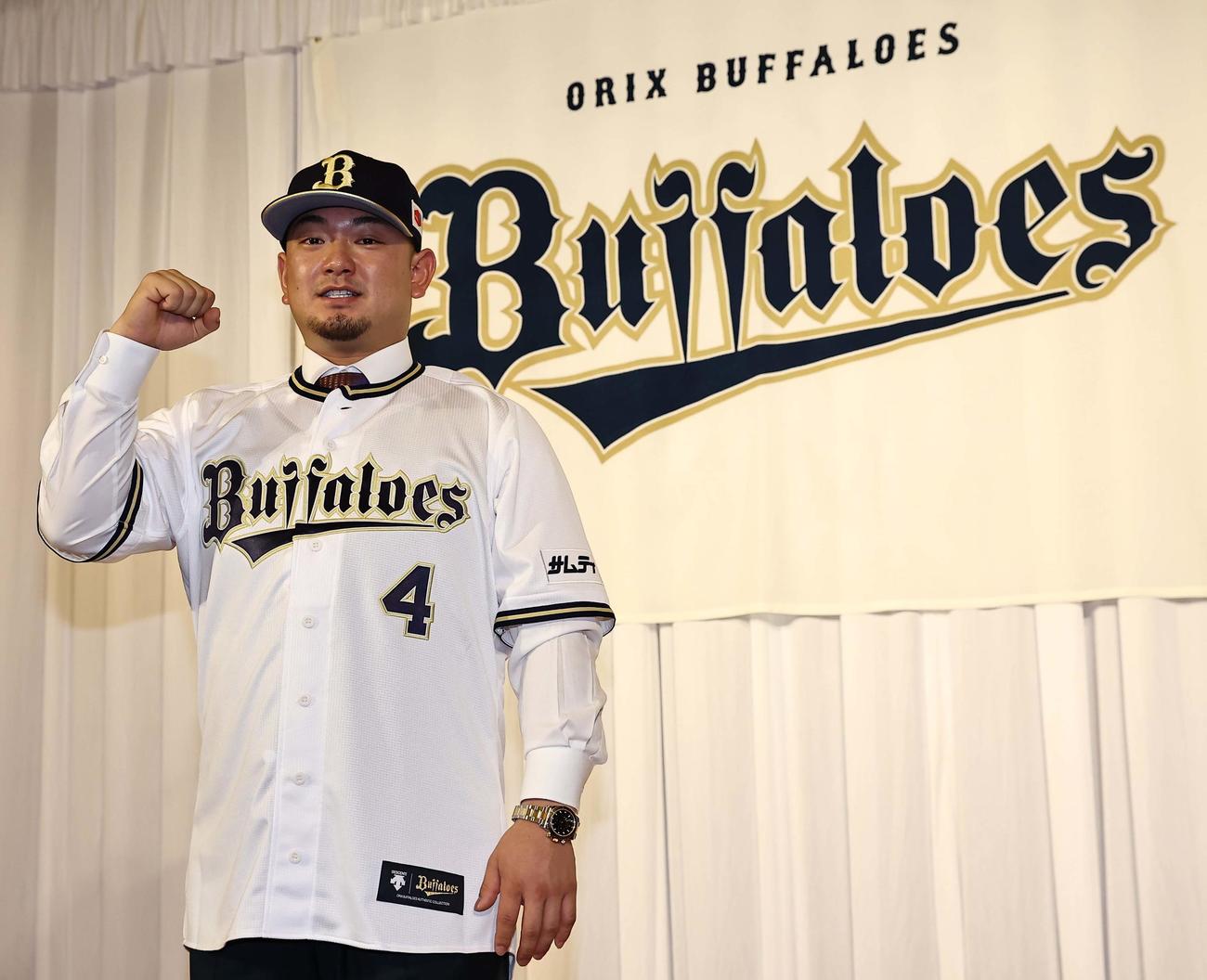 11月26日、オリックスのユニホーム姿を披露し笑顔でガッツポーズをする森