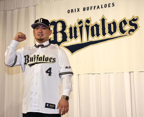 11月26日、オリックスのユニホーム姿を披露し笑顔でガッツポーズをする森