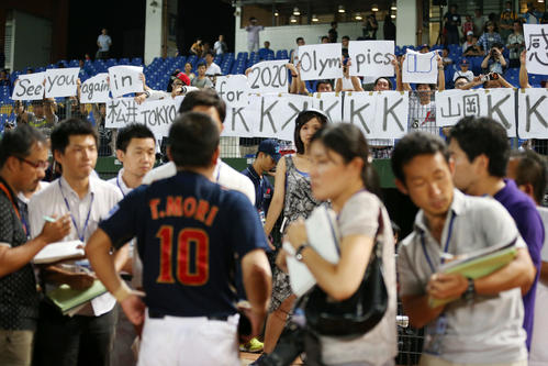 2013年9月8日、第26回IBAF18U野球W杯・最終日・決勝　米国対日本　試合後、インタビューを受ける森友に向け「2020年東京五輪で会おう」とボードを出すファン