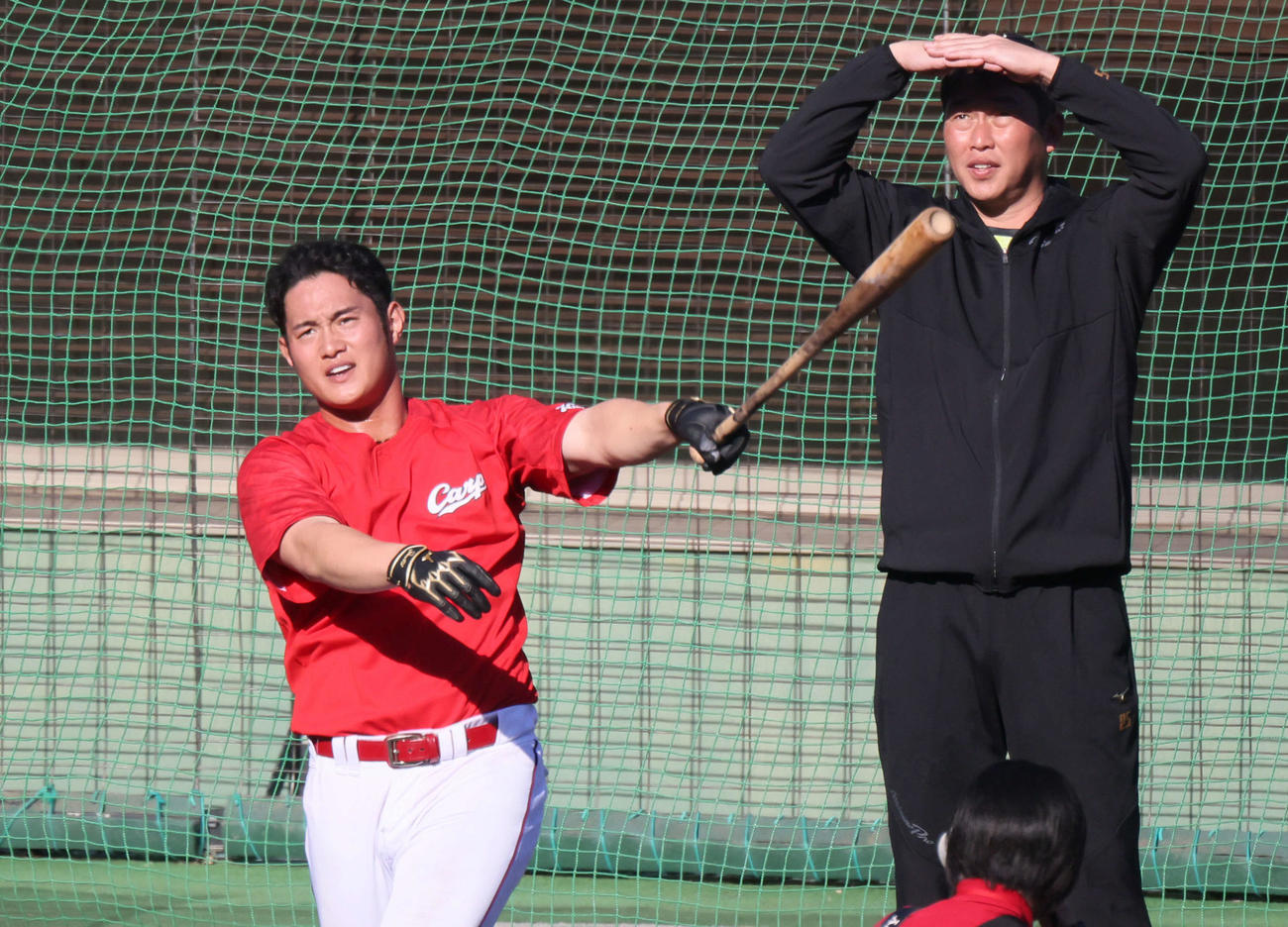 広島秋季キャンプ　ロングティーをする正随。右は新井新監督（2022年11月16日撮影）