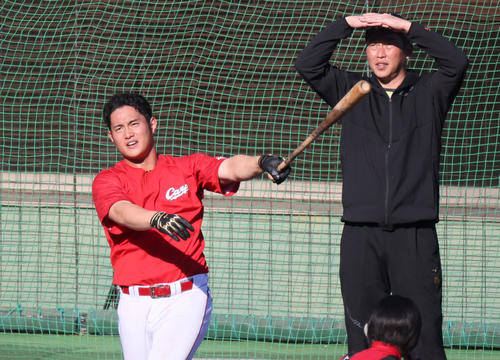 広島秋季キャンプ　ロングティーをする正随。右は新井新監督（2022年11月16日撮影）
