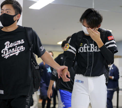 ロッテ対ソフトバンク　最終戦に敗れてリーグ制覇を逃し、嘉弥真（左）に手を引かれ号泣して引き揚げる泉（2022年10月2日撮影）