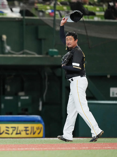 「PERSOL LAST GAME」　7回から登板したウエストドリームスで元DeNA小山田は、打者2人に投げ終えて降板する（撮影・菅敏）