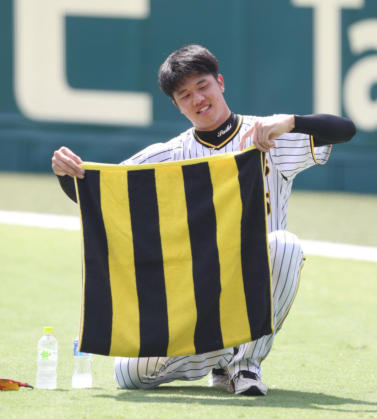 タイガースカラーのタオルをたたむ阪神才木（2022年9月15日撮影）