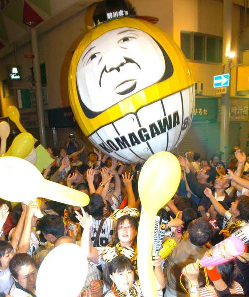 05年9月29日、岡田阪神優勝を祝いファンに胴上げされる「おかだるま」