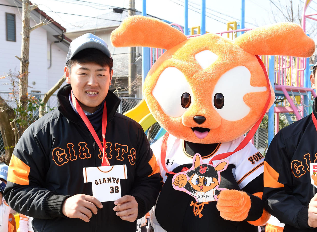 巨人岡本和真、ジャビット君（2017年2月8日撮影）