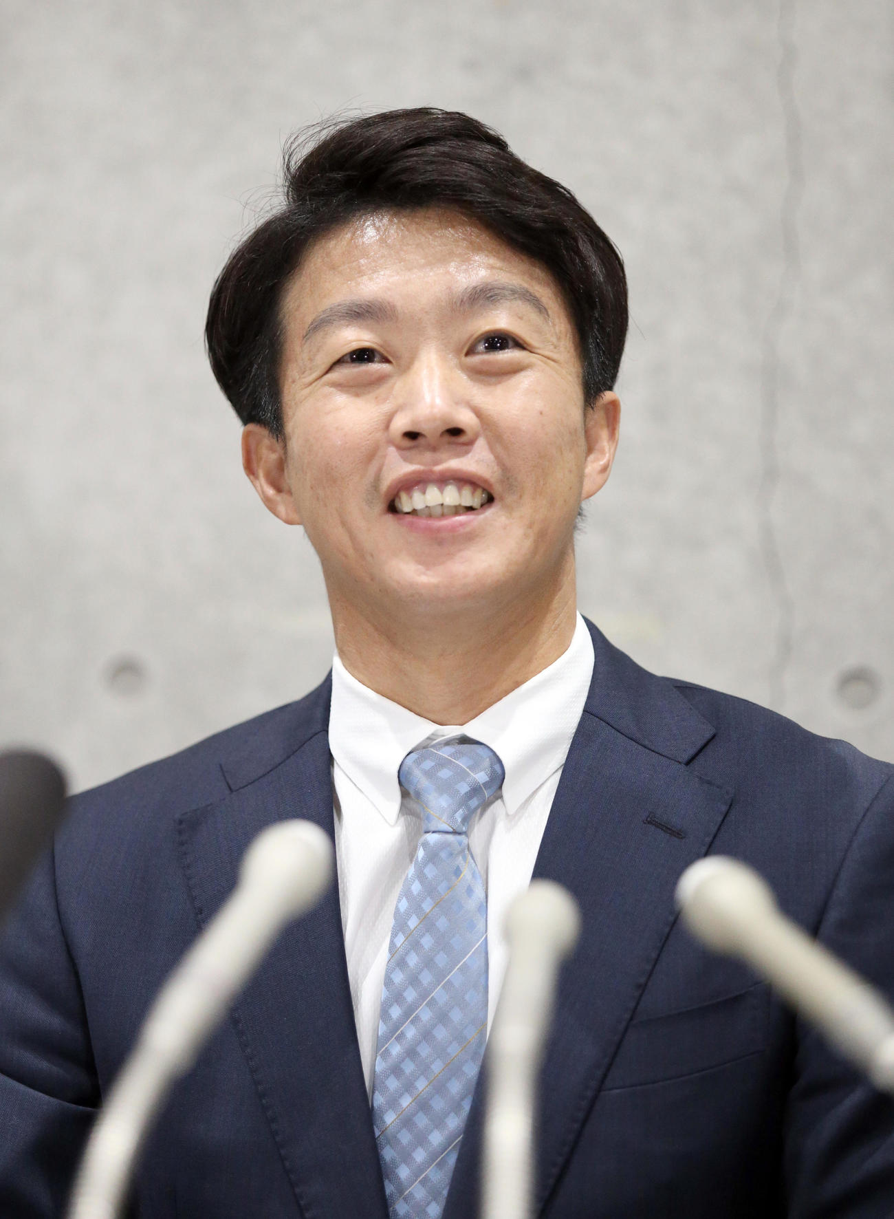 笑顔で引退会見に臨む鶴岡慎也氏（2021年12月13日撮影）