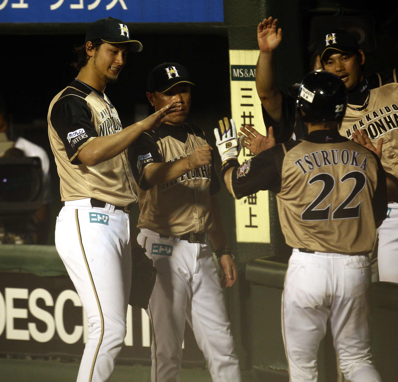 楽天対日本ハム　5回表日本ハム1死一、三塁、陽の右前適時打で生還した鶴岡を笑顔で出迎えるダルビッシュ（撮影・蔦林史峰）