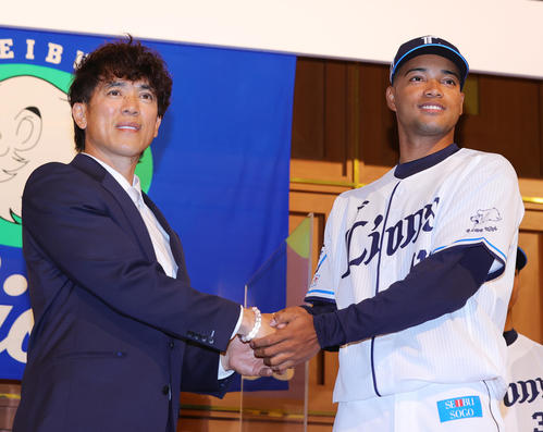 西武の新入団選手発表会で松井監督（左）と握手する育成2位の日隈（2022年12月6日撮影）