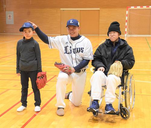 社会活動の一環で浜松医科大病院を訪れた西武栗山は子どもたちと記念撮影に納まる（2023年1月12日撮影）