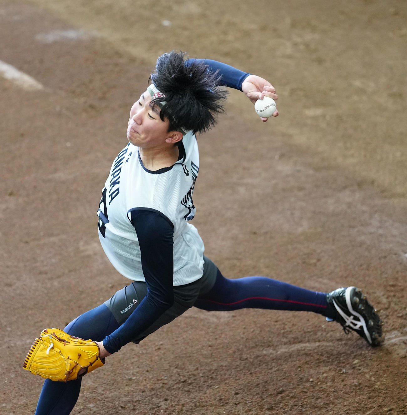 23年1月19日、新人合同自主トレでブルペン投球する巨人ドラフト3位の田中千
