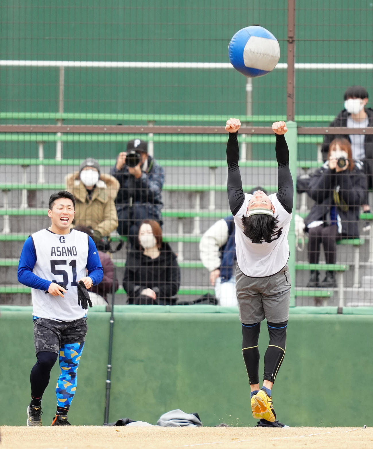 2023年1月17日、新人合同自主トレで巨人ドラフト1位の浅野（左）が見つめる中、メディシンボールを投げる同3位の田中千